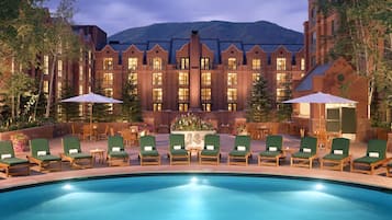 Alberca al aire libre y alberca climatizada