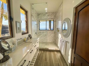 Bañera, bañera de hidromasaje, secador de pelo y toallas
