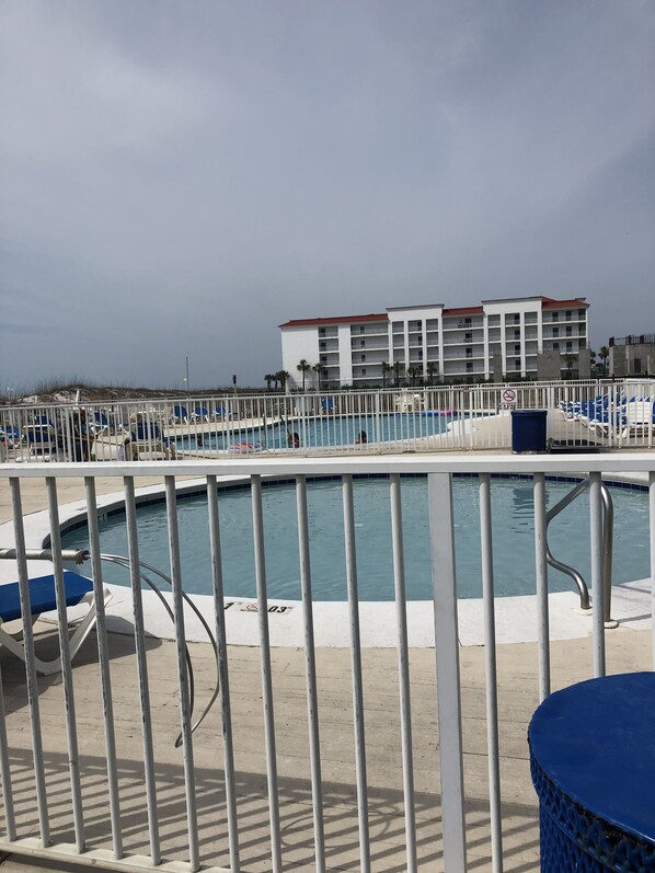 Una piscina al aire libre, una piscina climatizada