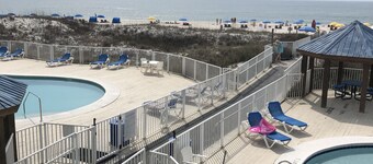 Studio condo - beautiful side-view of the Gulf!