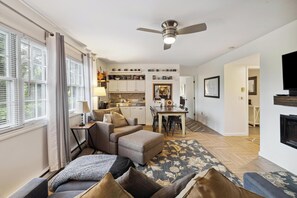 Smart-TV, Kamin, Bücher, Arbeitsbereiche