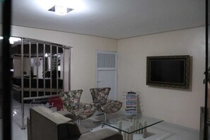 30-英寸液晶电视 （配备有线频道）、电视