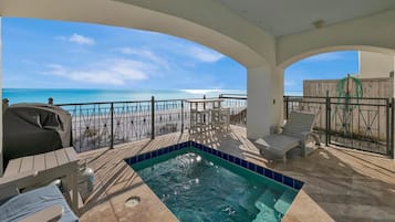 Alberca al aire libre y alberca climatizada