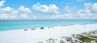 Remodeled Beachfront⛵️⛵️Frangista's Finest 5BR😎😎EV Charger🐠Splash Pool🦀Arcade Game