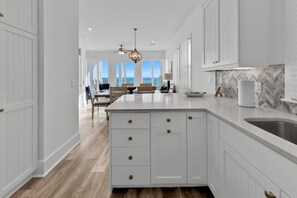 Kylskåp, mikrovågsugn, ugn och spishäll