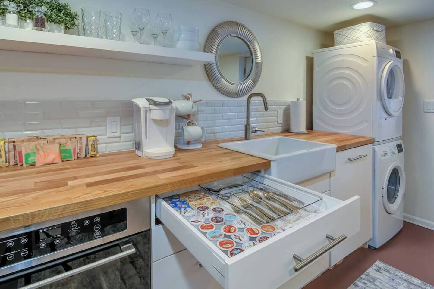 Réfrigérateur, micro-ondes, lave-vaisselle, cafetière/bouilloire