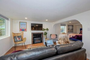 TV, fireplace - Private new garden apartment w Hot Tub (Camas)