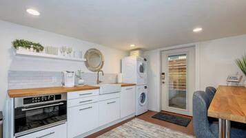 Réfrigérateur, micro-ondes, lave-vaisselle, cafetière/bouilloire