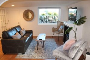 TV, fireplace - Private new garden apartment w Hot Tub (Camas)