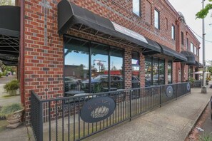 Exterior - Large eclectic 1 BR above restaurant 15 min to PDX (Camas)