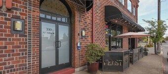 Large eclectic 1 BR above restaurant 15 min to PDX