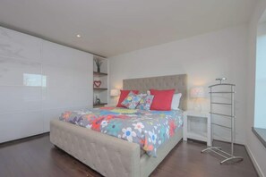 1 bedroom, desk, iron/ironing board, free WiFi - Large eclectic 1 BR above restaurant 15 min to PDX (Camas)