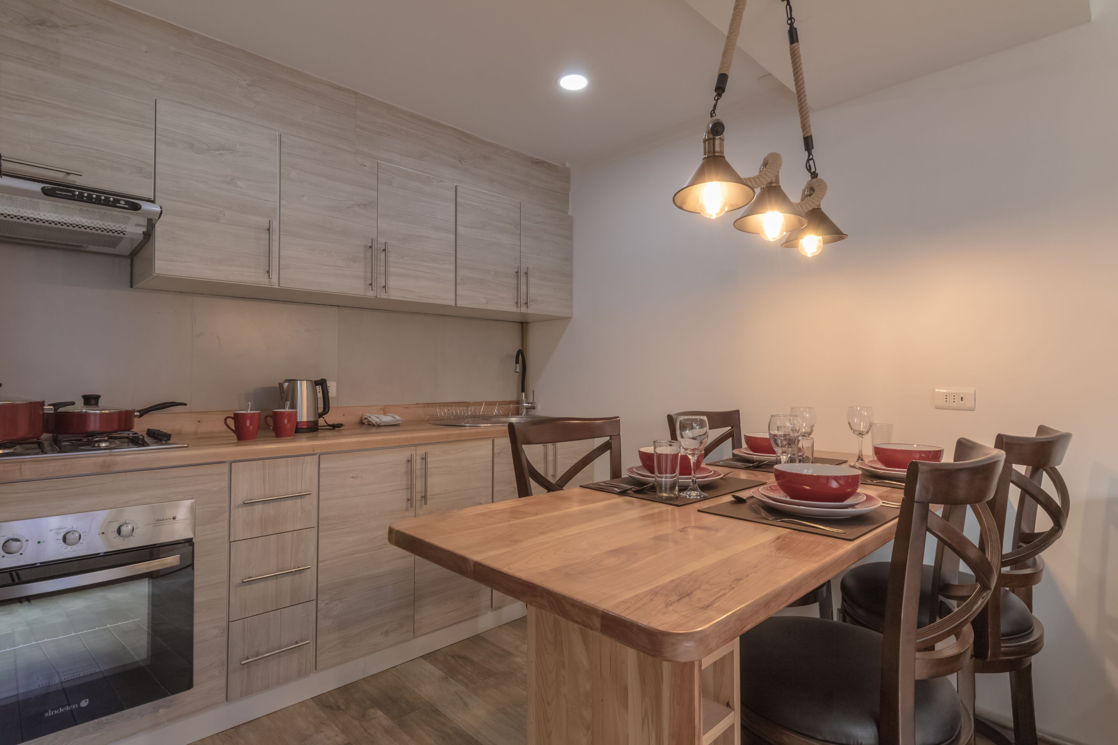 Appartement Affaires | Cuisine privée | Réfrigérateur, batterie de cuisine, vaisselle et ustensiles