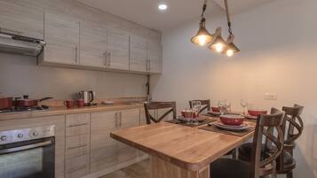 Appartement Affaires | Cuisine privée | Réfrigérateur, batterie de cuisine, vaisselle et ustensiles