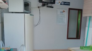 Family Room (Numero 1,2 e 4) | Private kitchen | Fridge, toaster, blender, cookware/dishes/utensils - Pousada Vem Verao (Cidreira)