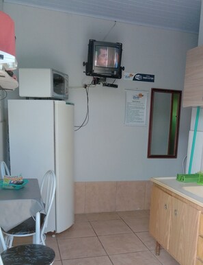 Family Room (Numero 1,2 e 4) | Private kitchen | Fridge, toaster, blender, cookware/dishes/utensils - Pousada Vem Verao (Cidreira)