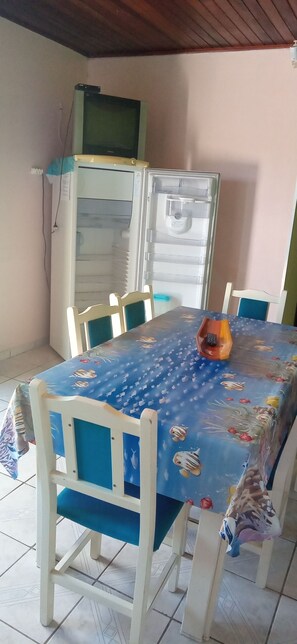 Family Room (Numero 3) | Private kitchen | Fridge, toaster, blender, cookware/dishes/utensils - Pousada Vem Verao (Cidreira)