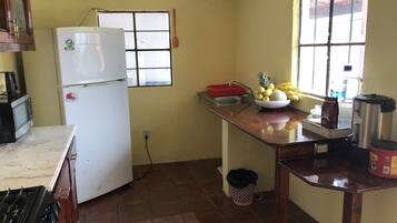 Een koelkast, een microgolfoven, een oven, een vaatwasser