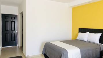 Habitación doble Confort | Escritorio, insonorización, wifi gratis y ropa de cama