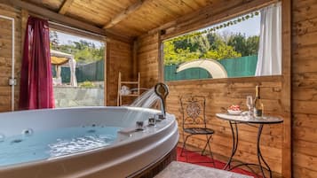 Indoor spa tub