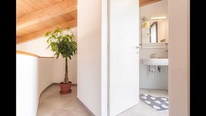 Douche, sĂšche-cheveux, bidet, serviettes fournies
