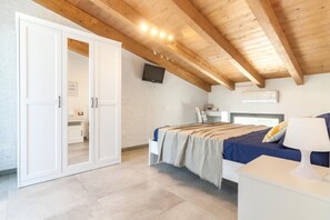 Un dormitorio con cama, mesita de noche y armario.