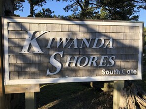 Ein hölzernes Schild mit der Aufschrift 'Kiwanda Shores South Gate'.