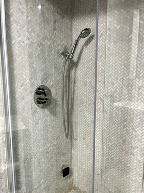 Combinazione doccia/vasca, asciugacapelli, asciugamani, sapone