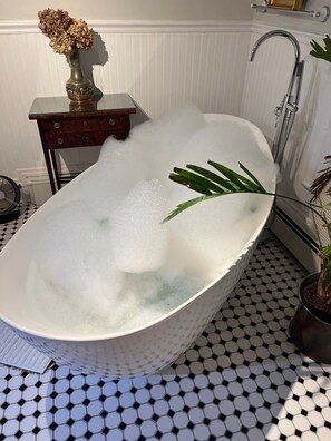 Duschwanne, Haartrockner, Handtücher, Seife