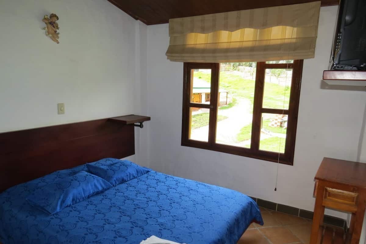 Escritorio, cortinas blackout y camas plegables/adicionales