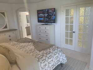 4 bedrooms, desk, iron/ironing board, travel cot