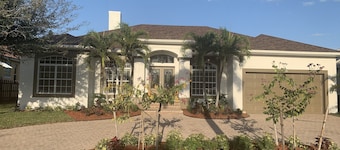 AAA - MARCO ISLAND LUXURY HOME, WALK TO THE BEACH.