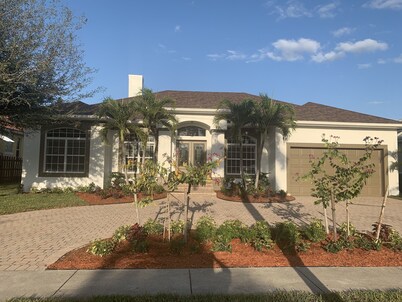 AAA - MARCO ISLAND LUXURY HOME, WALK TO THE BEACH.