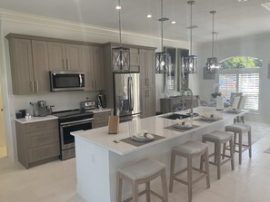 Jääkaappi, mikroaaltouuni, uuni, liesi