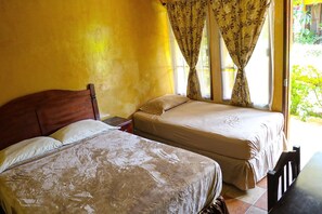 مكتب ومساحة عمل للكمبيوتر المحمول ومكواة/لوح كي وواي فاي مجانًا