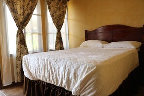 مكتب ومساحة عمل للكمبيوتر المحمول ومكواة/لوح كي وواي فاي مجانًا