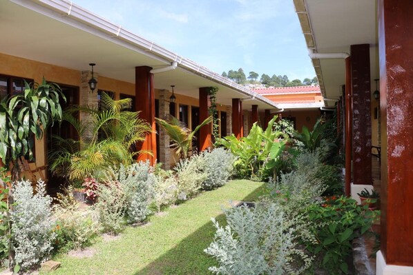 المنطقة المحيطة بالمنشأة