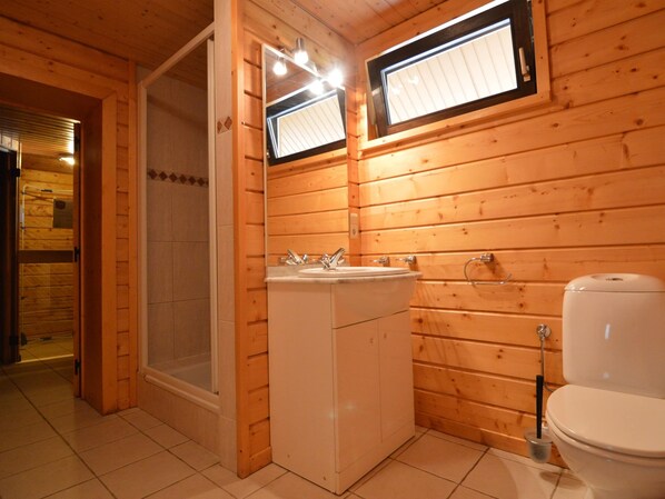 A wooden cabin bathroom with a shower, sink, and toilet. - Group Retreat in Robertville (Waimes)