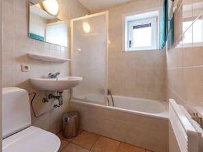 Ferienhaus | Badezimmer | Duschwanne