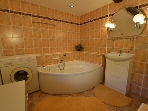 Ferienhaus | Badezimmer | Duschwanne, Handtücher