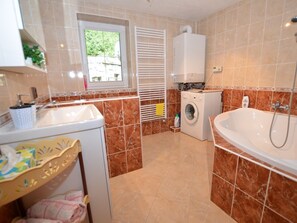 House | Bathroom | Combined shower/tub, towels