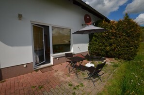 Apartment | 1 bedroom, individually furnished, bed sheets - Retreat With Garden Views (Dolní Lánov)