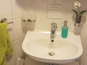 Shower, towels - Luxurious Villa in Kühlungsborn Near Baltic Sea (Kuehlungsborn)