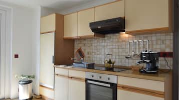 Apartemen | Dapur pribadi | Ketel listrik, peralatan masak/sendok-piring, dan meja makan
