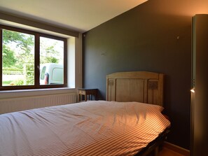 2 Schlafzimmer, individuell eingerichtet