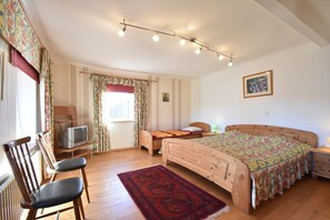 Cottage | 5 bedrooms, bed sheets