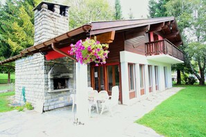 Outdoor dining - Spacious Chalet near Forest (Crans-Montana)