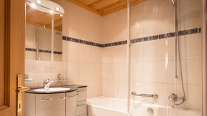 Chalet | Bathroom - Luxury Apartment on the Ground Floor in Zweisimmen Ski-in and Ski-out (Zweisimmen)