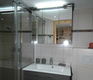 Apartment | Bathroom - Glacier Views & Ski Trails (Naters)