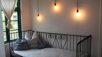 Apartment | 2 bedrooms, individually furnished, bed sheets